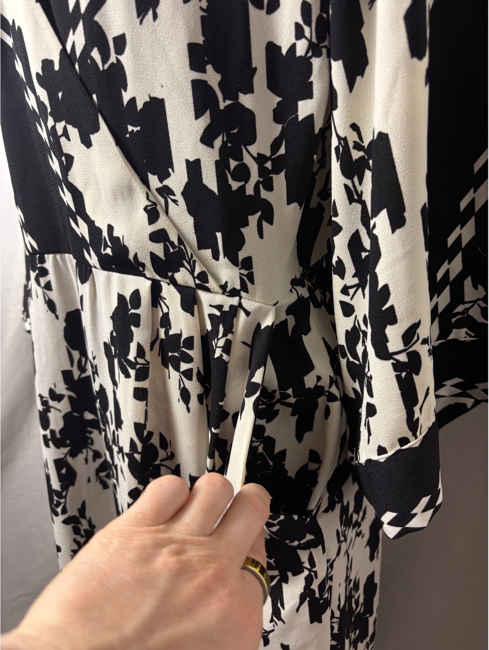 Cabi Floral Geometric Wrap Dress Women Small Black White 3/4 Sleeve Pockets VGUC - Picture 2 of 5